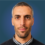 Sebastian Mitta <br />
<i> <small>Lic. en Finanzas  - Sales Trader de la Mesa de cambio e inversiones en Santander Argentina</small></i>